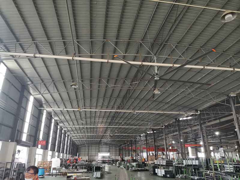工廠車間安裝大型工業(yè)大風(fēng)扇,環(huán)保節(jié)能工業(yè)排氣扇
