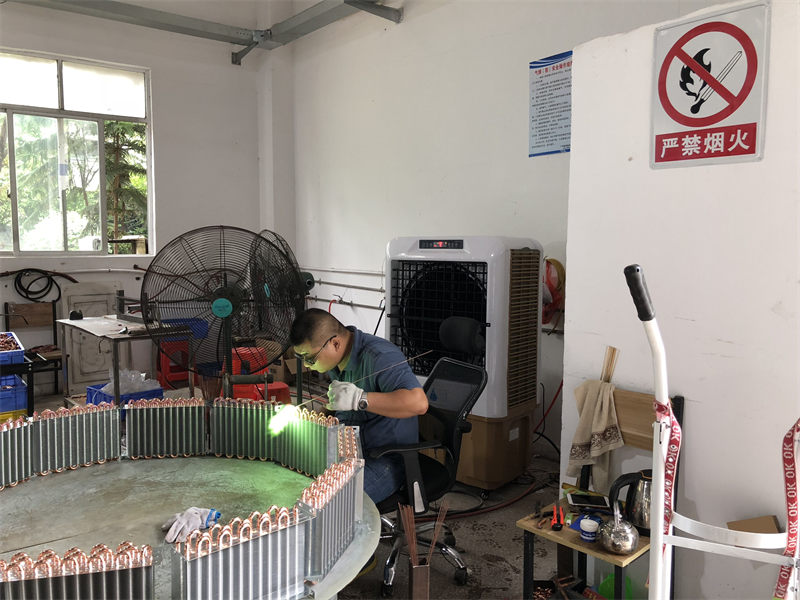 各大型廠房車間都配置工業(yè)冷風(fēng)機(jī)，通風(fēng)降溫效果沒話說